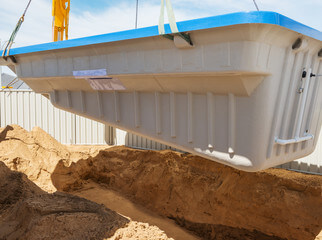 Piscina sendo instalada com ajuda de um guindaste.